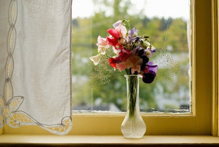 fönsterbrädans dekoration smal vasglas färgglada blommor våridé