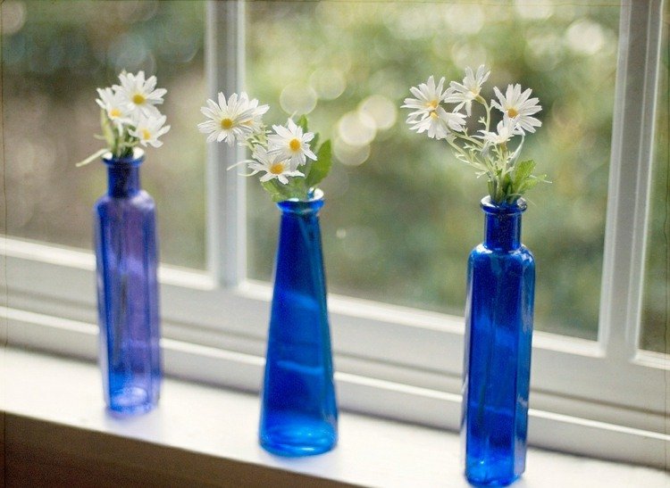 fönsterbräda dekoration vår tusensköna blå glasvas
