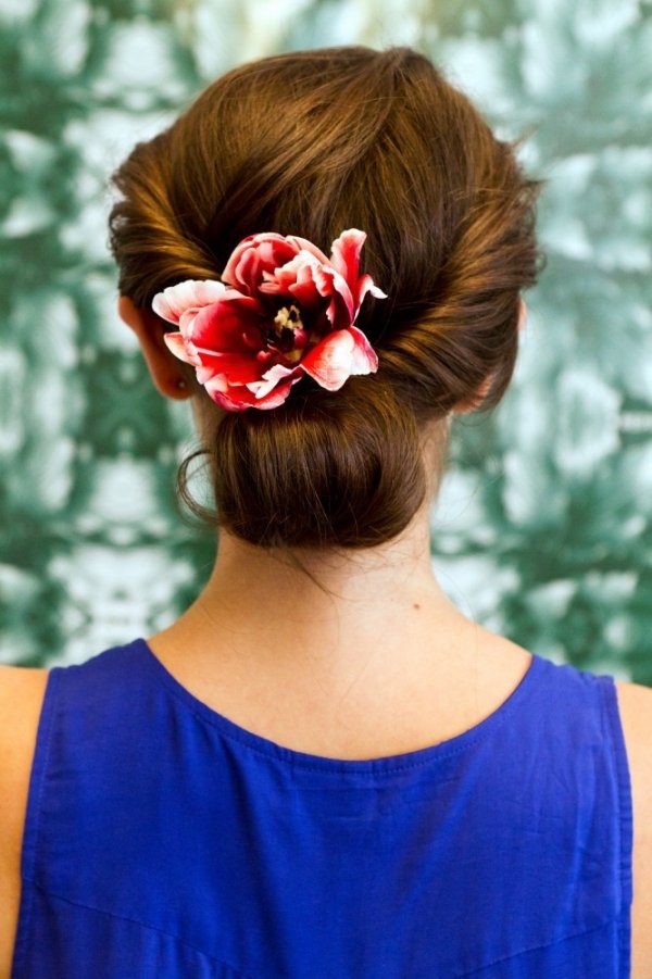hår-styling-med-låg-bulle-sliten-löst-hår-smycken-blomning
