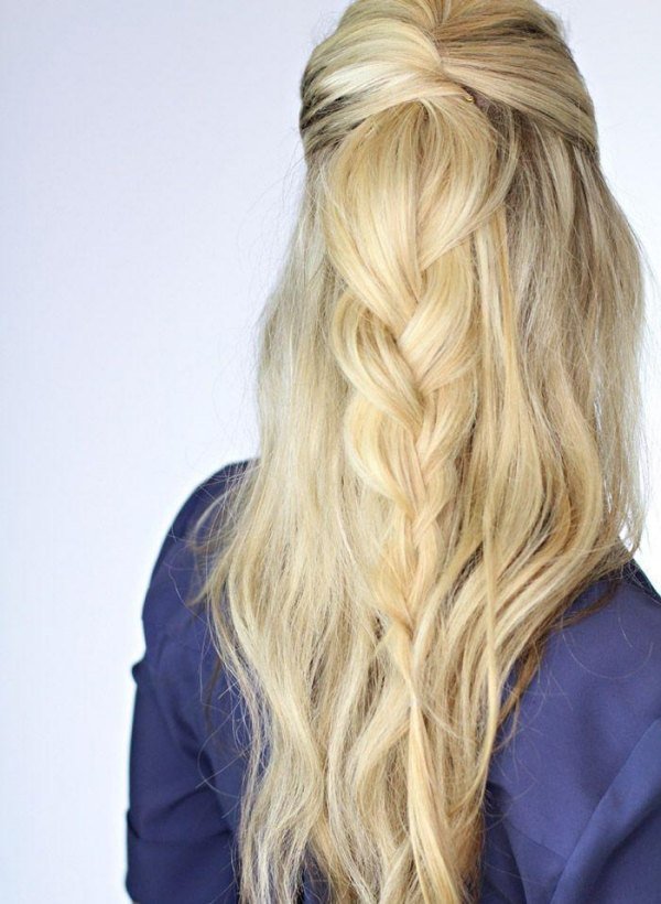 elegant-flicka-frisyr-blond-långt-hår-fläta-löst flätat