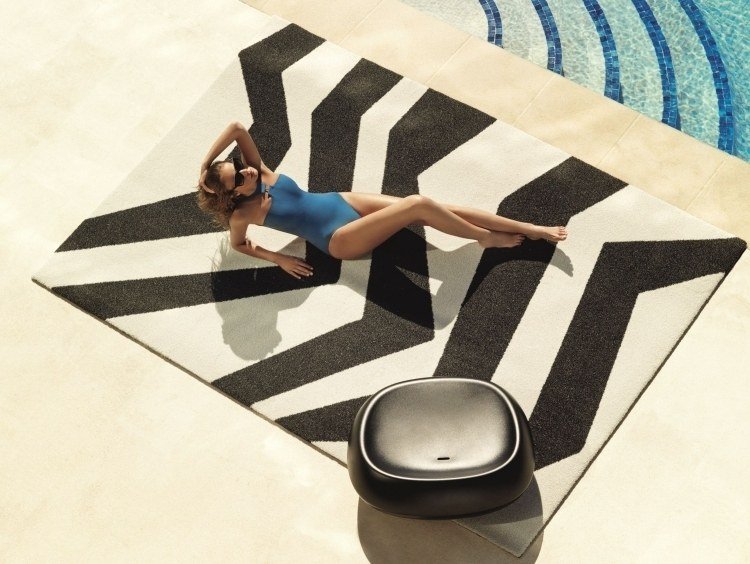 utomhus-mattor-design-svart-vitt-mönster-zebra-sicksack-pool-kvinna