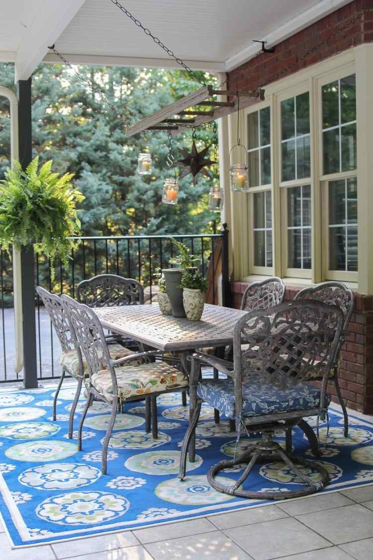 utomhus-mattor-design-färgglada-mönster-terrass-tak-vit-blå-trädgårdsmöbler-järn-rustik