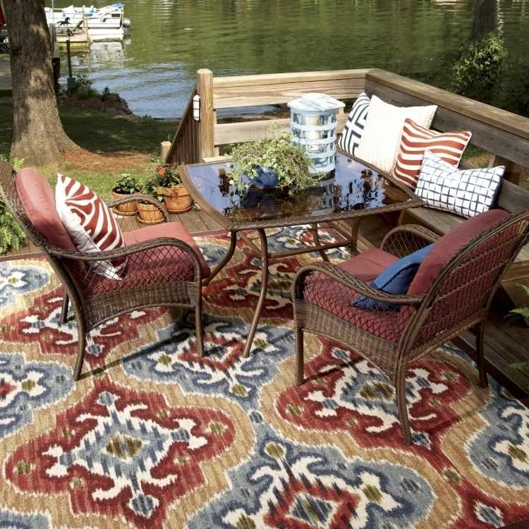 utomhus-mattor-design-färgglada-mönster-prydnader-röd-blå-sittplatser-trä-dynor-stolar-plast rotting