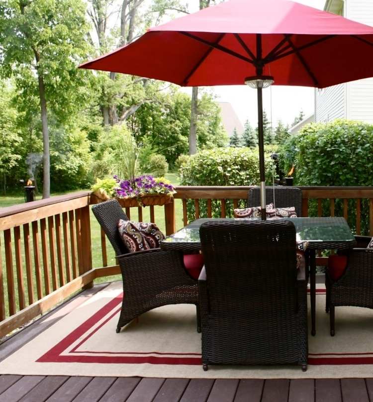 utomhus-mattor-design-färgglada-mönster-röd-brun-trädgårdsmöbler-plast rotting-svart-bord-parasoll