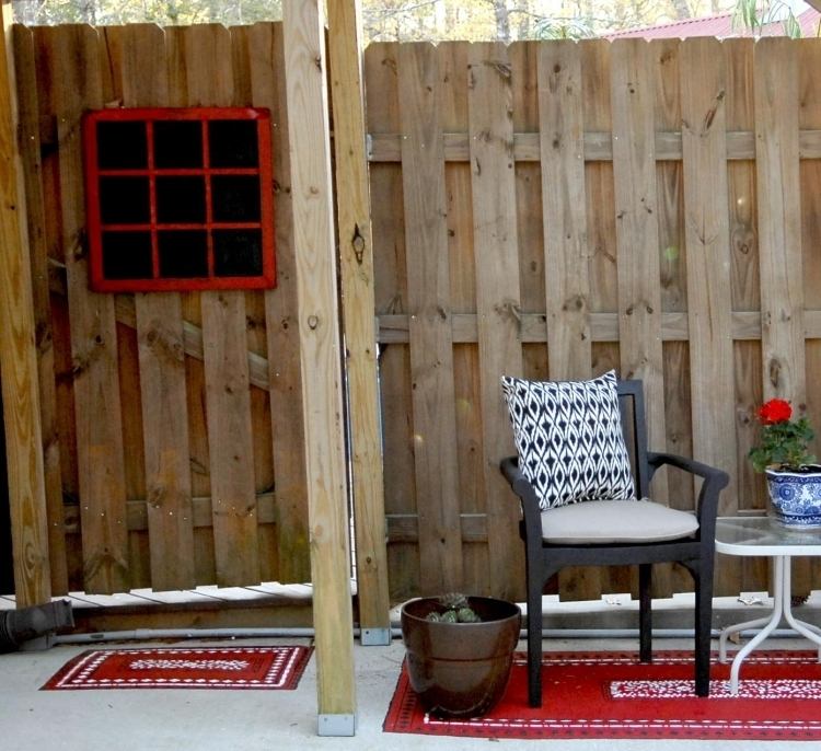 utomhus-mattor-design-färgglada-mönster-röda-stol-kuddar-sekretess-skärmar-trä-paneler-planters