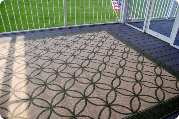 utomhus-mattor-design-brun-mönster-terrass-trädgård-gräsmatta-metallräcke-vit