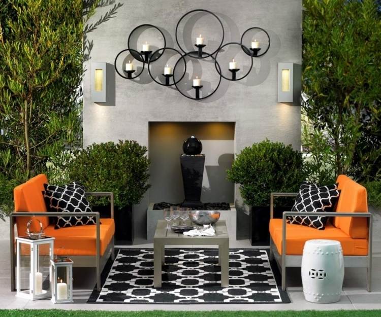 utomhusmattor-design-svart-vitt-mönster-trädgårdsmöbler-orange-bokträd-buskar-ljuslykta-deco