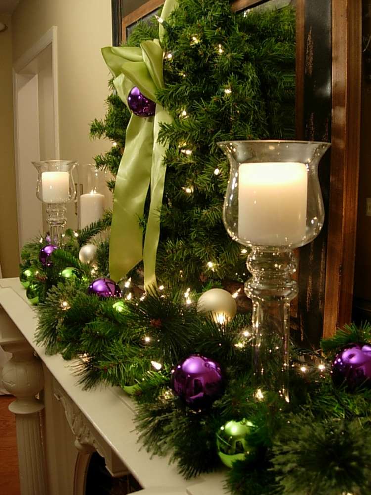 juldekorationsidéer mantelpiece lila bollar gröna ljuskrans