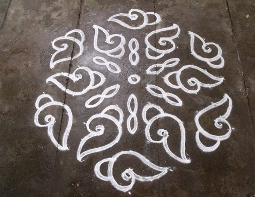 Όμορφο σχέδιο με 13 κουκκίδες Rangoli