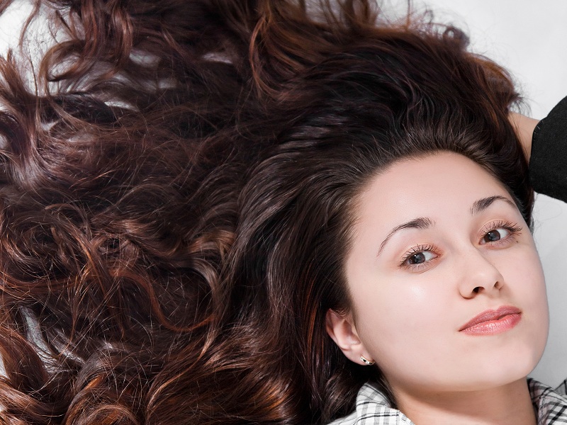 Αρχικά διορθωτικά μέτρα για να μεγαλώσετε πυκνά μαλλιά σε 1 μήνα