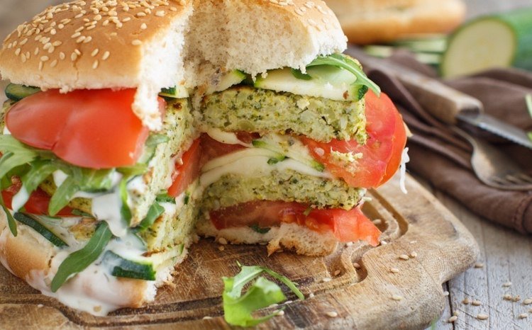 Njut av broccolipatties i hamburgare