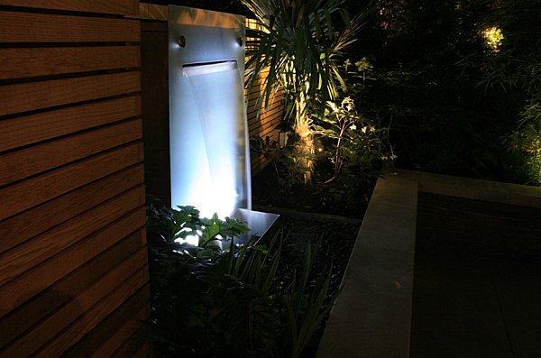 dekorativa vattenfallstips för modern trädgårdsdesign