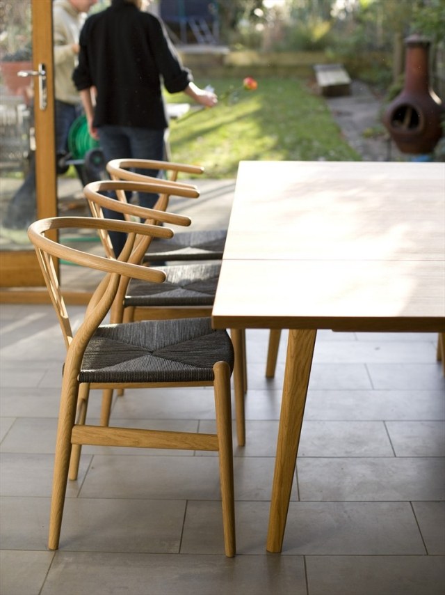 fåtöljer trä-utomhus stolar-med sittunderlag Hans-J-Wegner