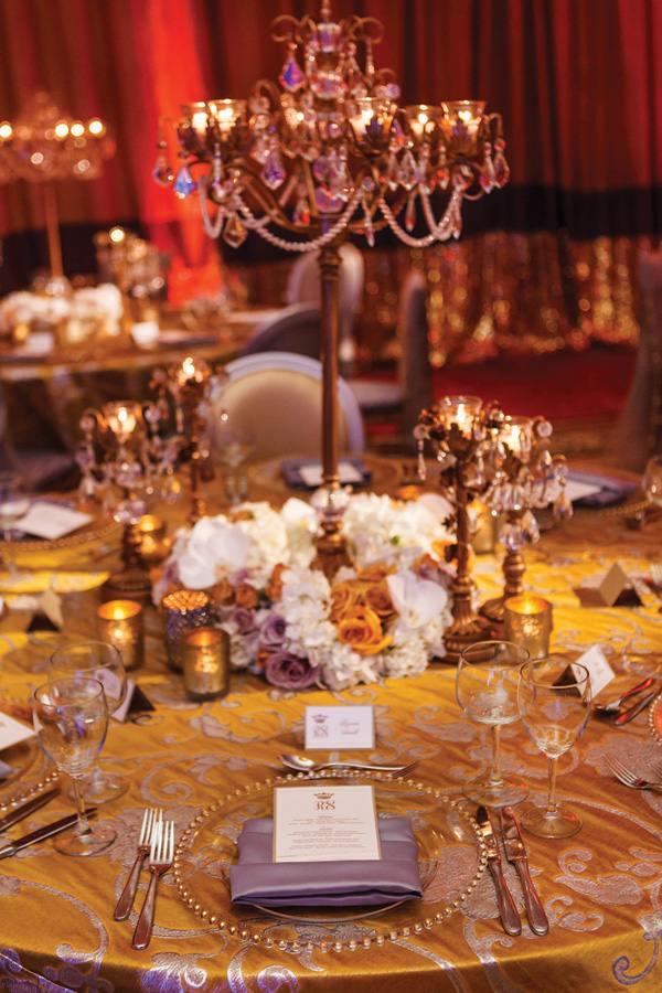 Bröllop idéer gyllene bordsduk kristall lampa