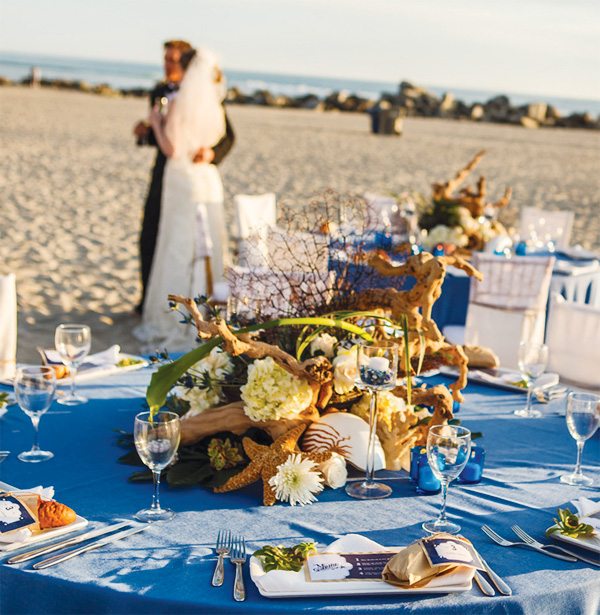 Bröllopsborddekoration havsfrukter nygifta stranden