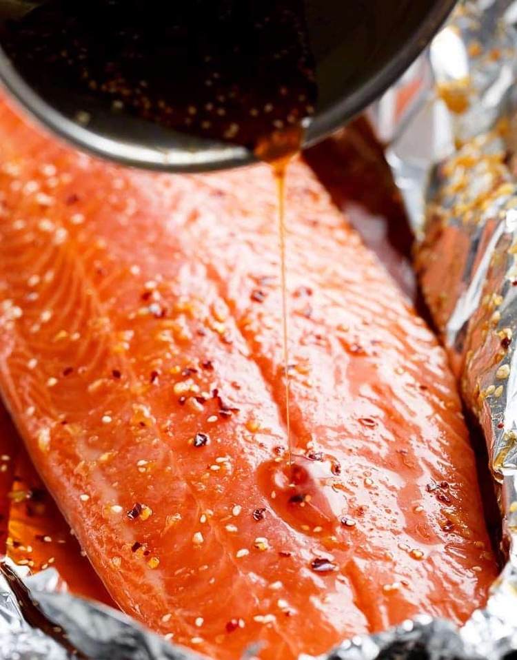 Lägg ner den stora laxfiléen i aluminiumfolie