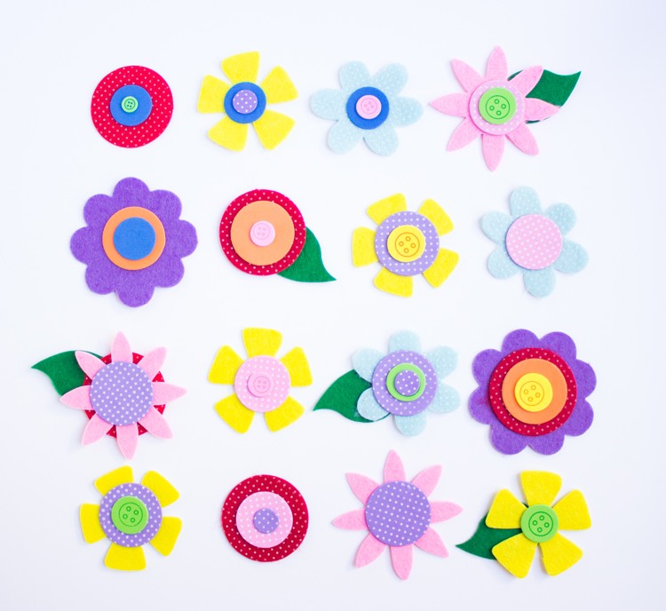 Vårhantverk med barn dagis-blommor-filt-knappar-staplade