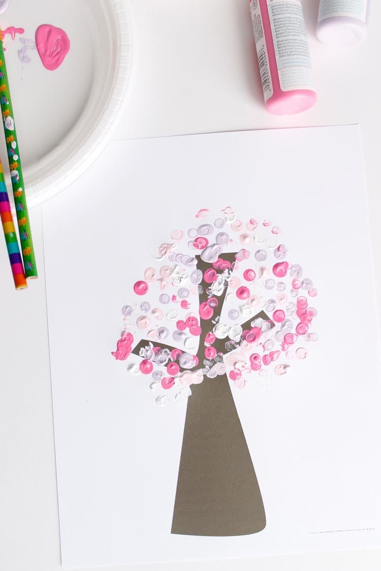 vårhantverk-barn-dagis-blomma-träd-körsbärsblom-träd-prickar
