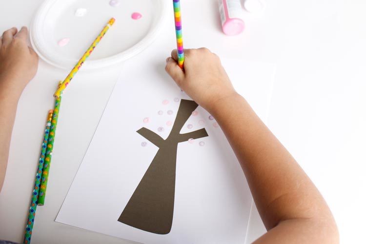 vårhantverk-barn-dagis-penna-akryl-målar-göra-prickar