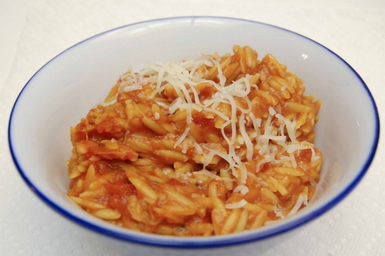 höstrecept-vegetarisk-pasta-orizo-tomat-parmesan-morotsrätt