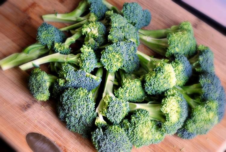 höst-recept-vegetarian-färsk-broccoli-hälsosam-skärbräda