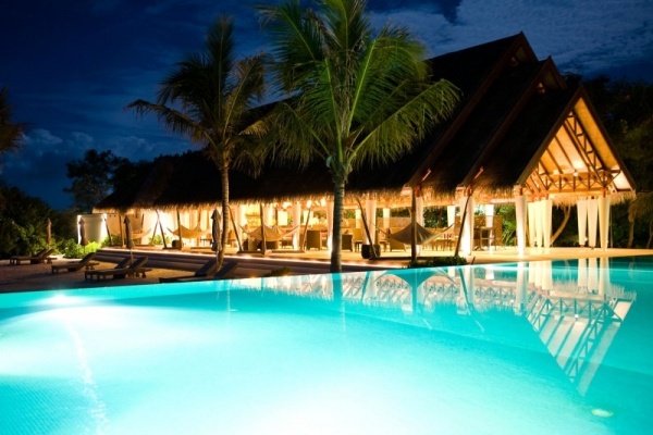 lyxhotell maldiverna magisk belysning palmer pool