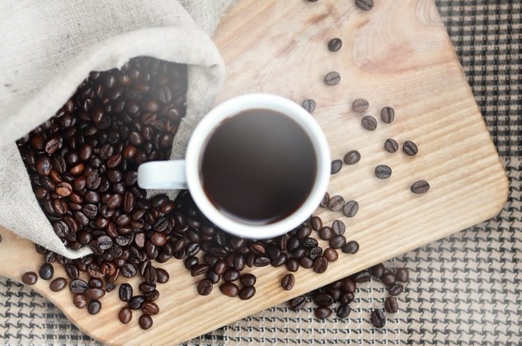 en kopp kaffe innehåller mellan 80 och 100 milligram koffein