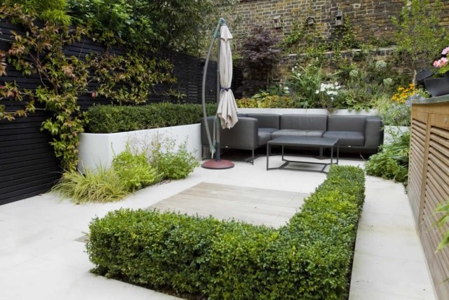 tips trädgård design innergård idéer soffa häckar integritetsskydd