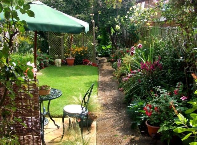trädgård design idéer gräsmatta sekretess skärm smidesjärn möbler