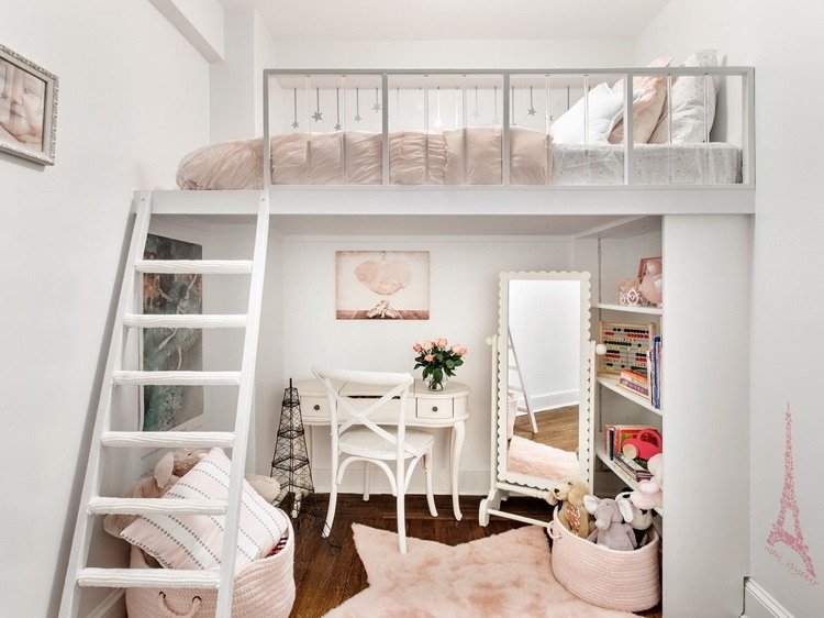 Ungdomsrum för flickor med en loftsäng och ett skrivbord med parisisk stil i rosa och vitt