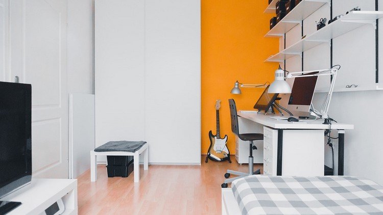 barnrum-skrivbord-vit-orange-vägg-trägolv