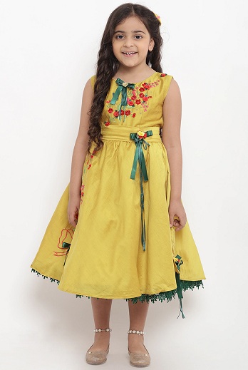 Keltainen kirjailtu mekko 5 -vuotiaalle tytölle