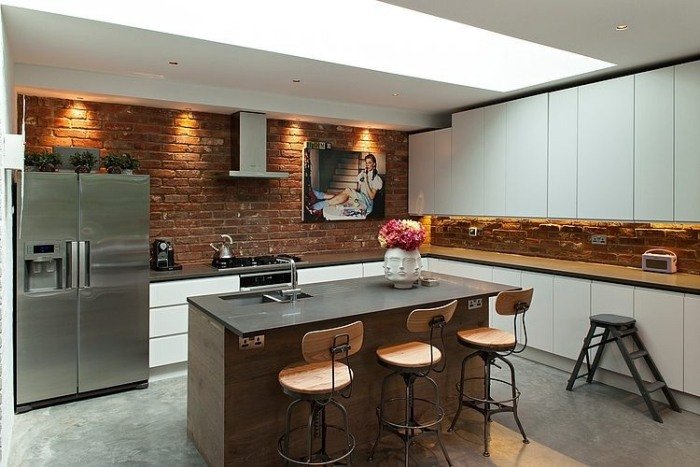 modern-kök-design-lösning-vit-handtagslös-vägg-skåp-tegel-vägg-belyst