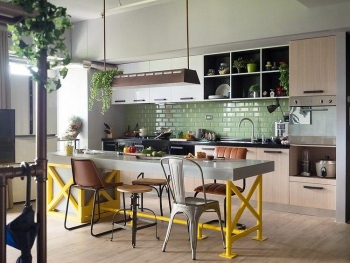 industri-chic-kök-arbetsbord-gul-byggnadsställningar-kök bakvägg-gröna-kakel