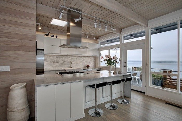 modern-vit-kök-utrustning-belysning-bänkskiva-vacker-utsikt-hav