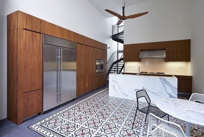 trä-utrustat kök-handtag-fritt-skåp fronter-marmor-counter-brick-golv-ornament