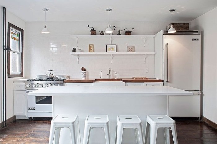 minimalistisk-vit-kök-öppna-vägg-hyllor-vintage-kylskåp-massiv trä bänkskiva