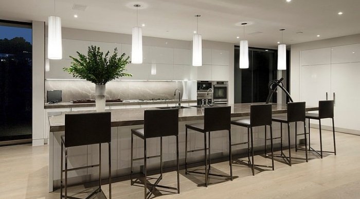 modern-kök-design-dramatisk-färg-design-svart-och-vit-ädla-material-i-användning