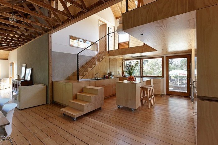 skandinavisk design-kök-område-under-trappan-trä-kök-ö-med-glasplatta