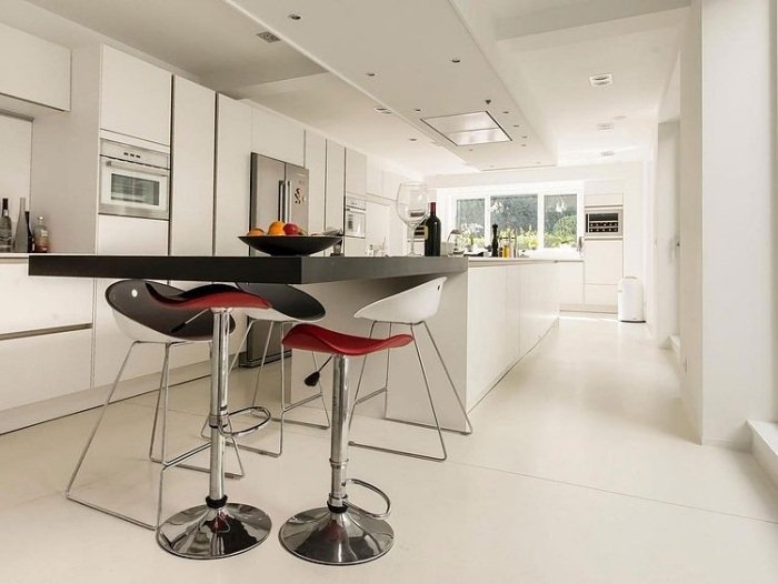 vitt-kök-upphängda-tak-inbyggda-i-tak-lampor-matsal-counter-bar-stolar