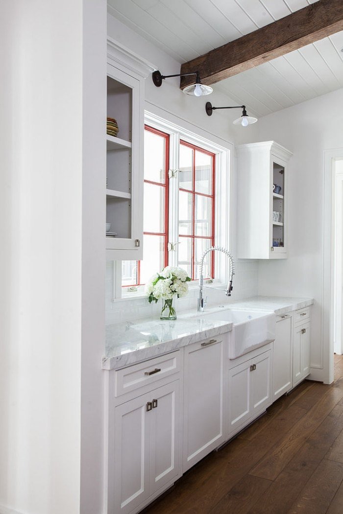 vitt-kök-klassiskt-möbler-design-rörligt-beslag-marmor-kök-bänkskiva