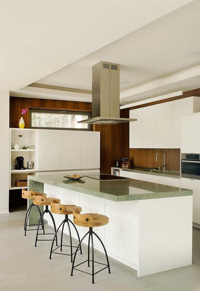 vitt-modernt-kök-skåp-kök-ö-utan-handtag-synliga-väggar-med-träklädda