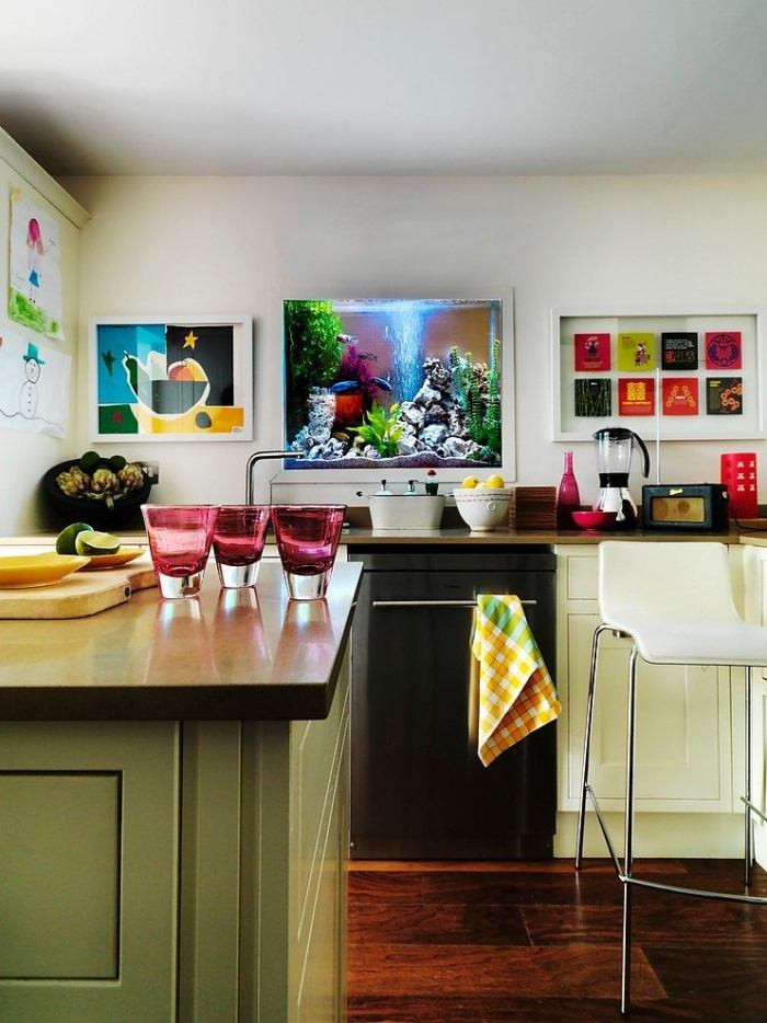 hemtrevligt-kök-idéer-kök-bak-vägg-integrerat-akvarium-barn-målningar