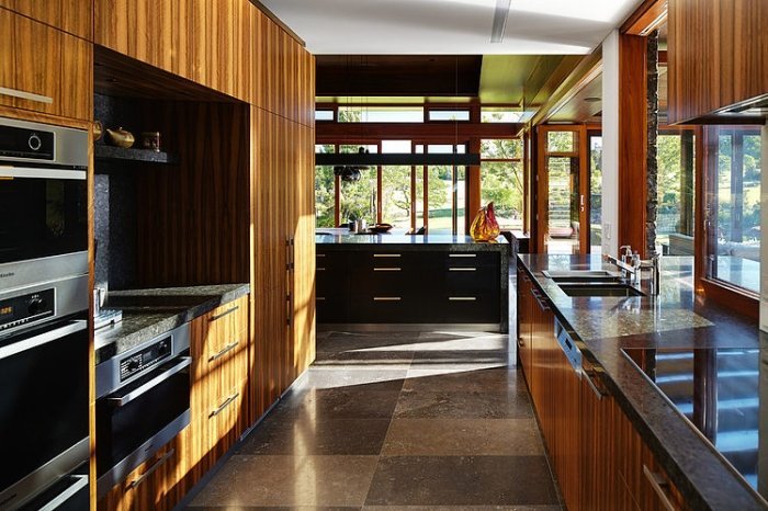 inbyggt kök-tak-hög-vägg-enhet-trä-laminat-golv-naturstenplattor