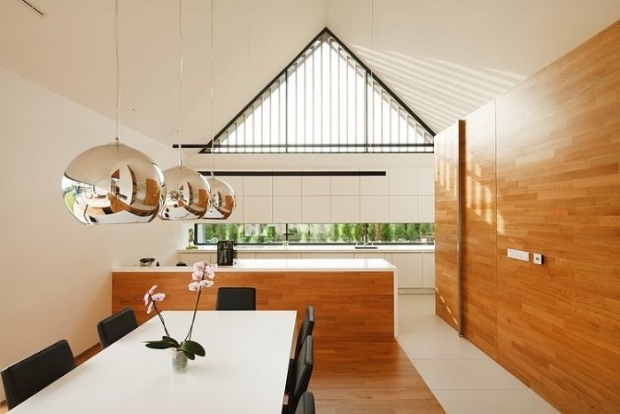 puristiskt-utrustat-kök-kök-skåp-ljus-trä-matplats-design-svart-stolar