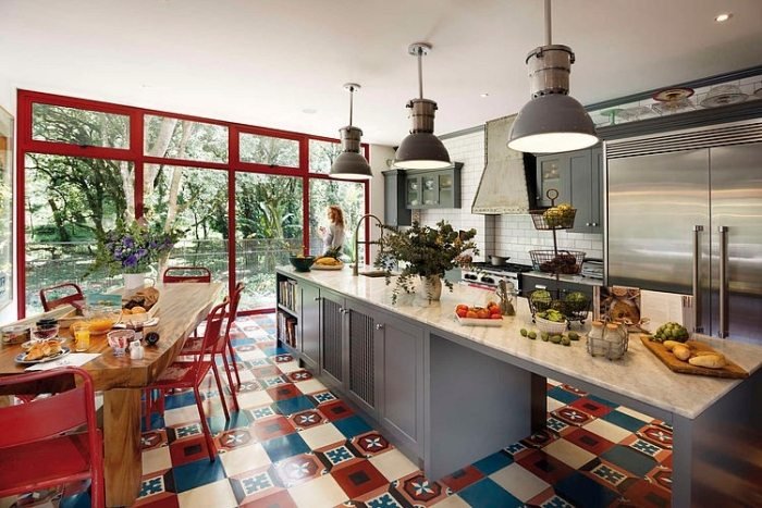 mysigt-kök-med-industri-touch-röda-stolar-fönster-aluminium-profiler-klinkergolv-medelhavet