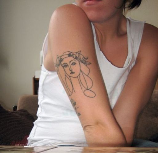 Väliaikainen tytön tatuointi