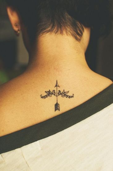 Väliaikainen nuolen tatuointi kaulalle
