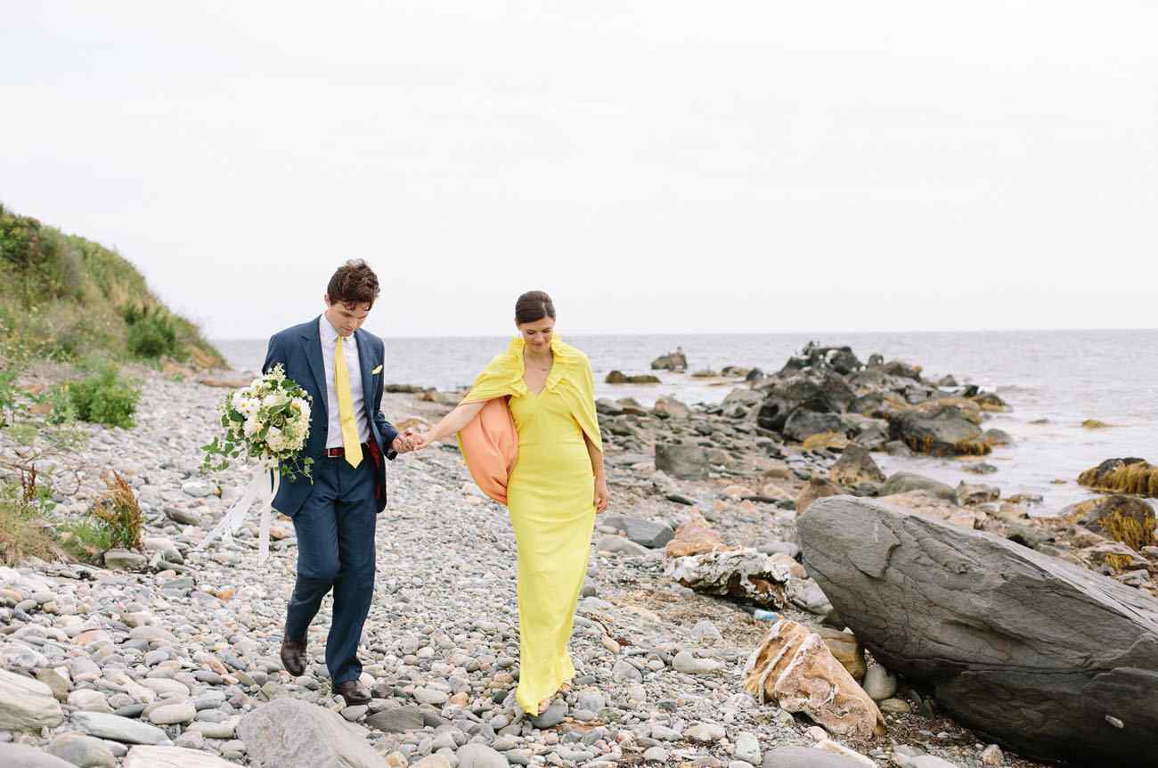 Strandbröllop med en åtsittande bröllopsklänning och bolero i gult