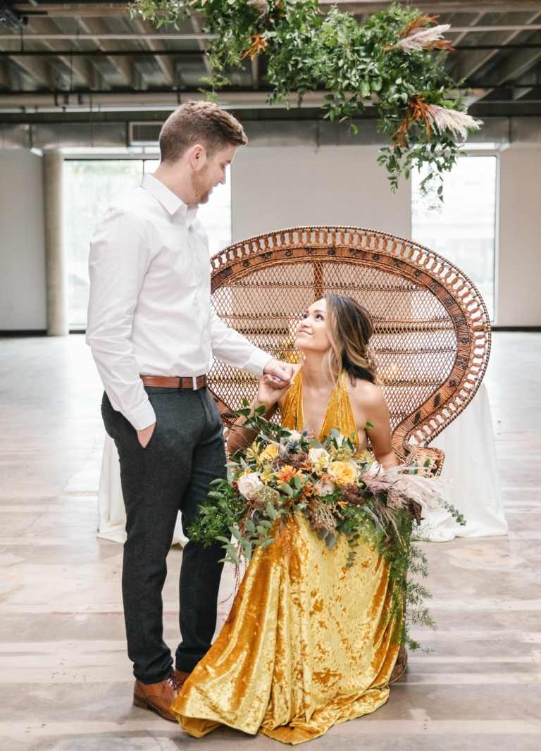 Sammet i guldgult skapar ett vackert skimmer och ser väldigt ädelt ut
